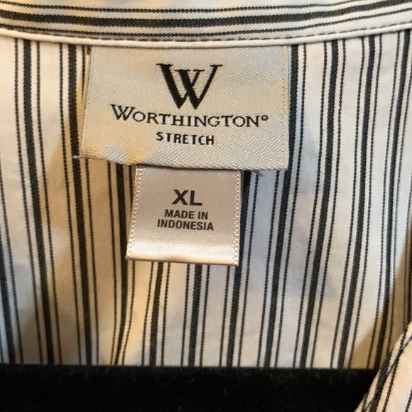 XL Ruffled Sleeveless Top with Side Zipper. - Picture 2 of 5